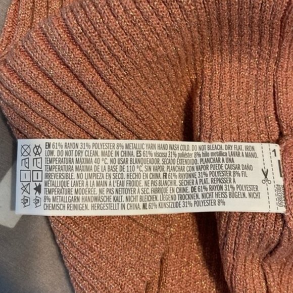 Forever 21 Tank Top Sweater Rose Gold Shimmer Size M Gold shiny V-Neck NWT Sz M - Picture 8 of 8